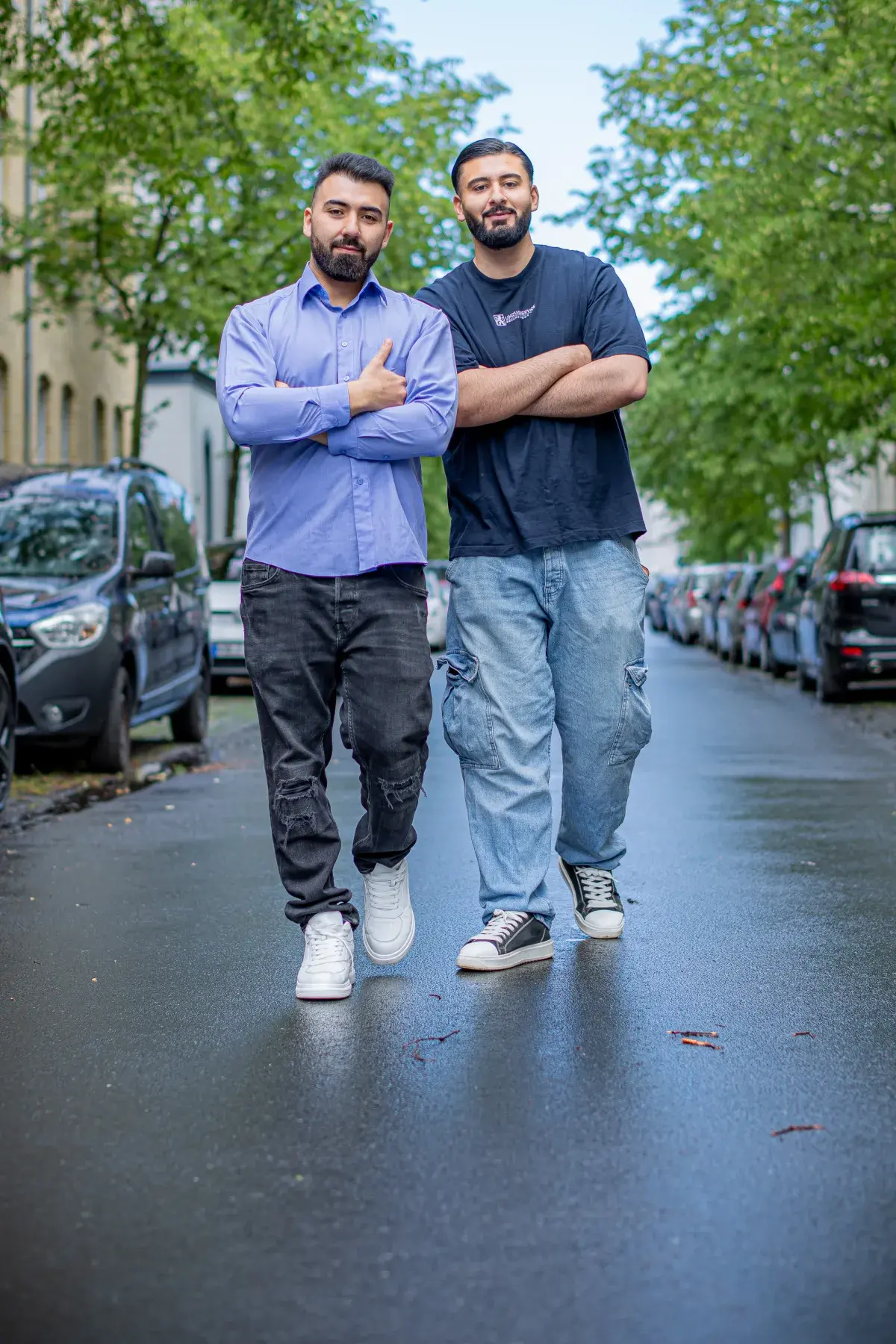 Umut und Can, die Geschäftsführer von Umzugservice Braunschweig, vor Ort in einer Braunschweiger Straße